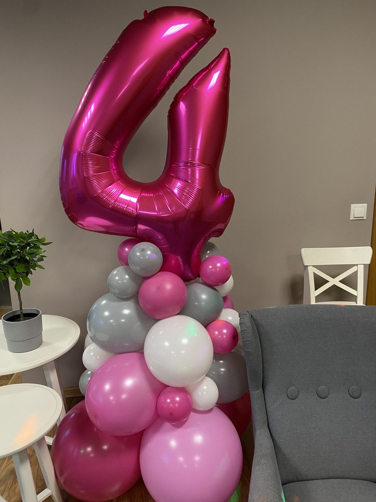Rozā balonu kompozīcija ar ciparu 4