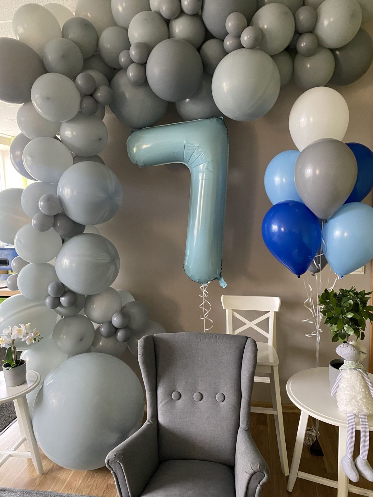 Pelēkzila balonu arka ar ciparu 7